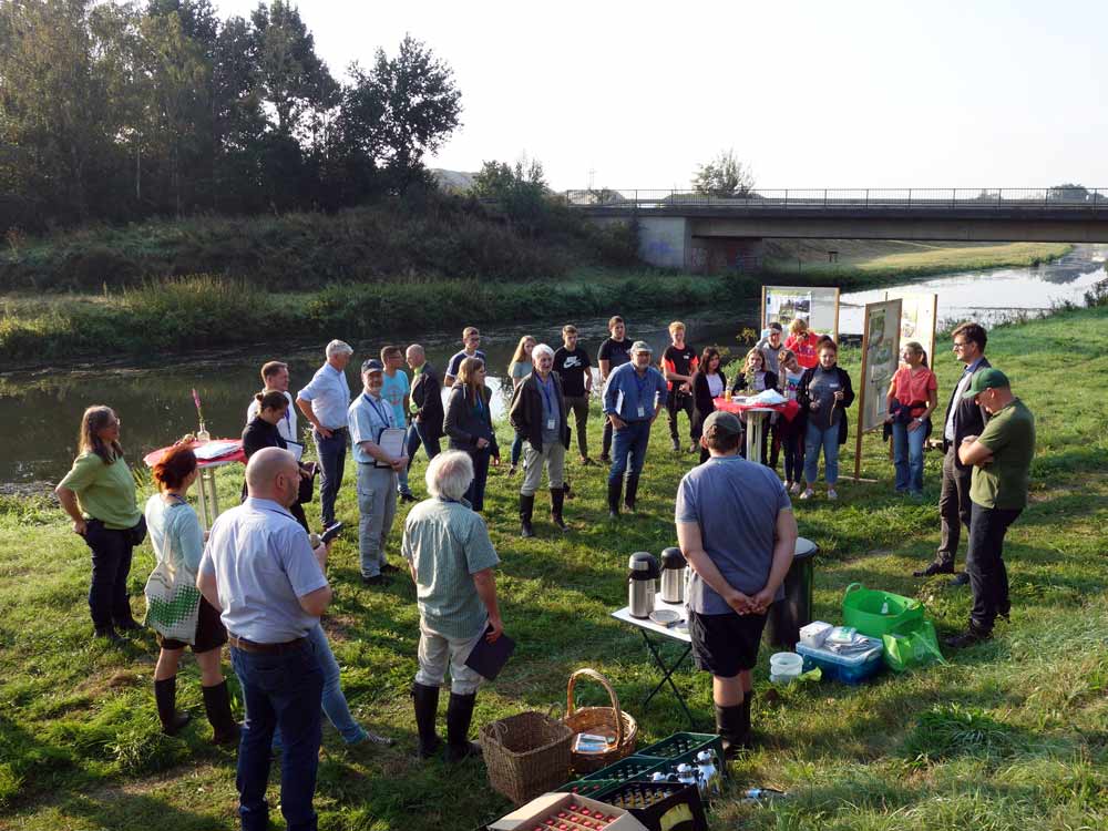 Hier besucht die Jury des niedersächsischen gewässerwettbewerbes "BAch im Fluss" ein Kooperationsprojekt des Haseauenvereins an der Hase in Bramsche.