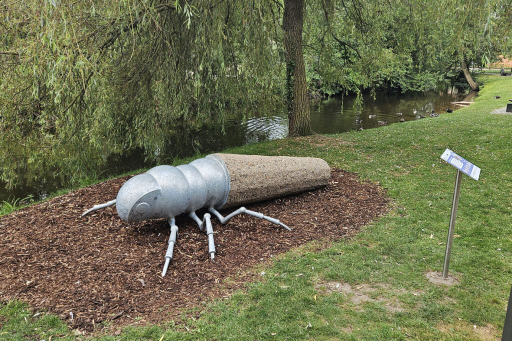 Köcherfliegen-Skulptur